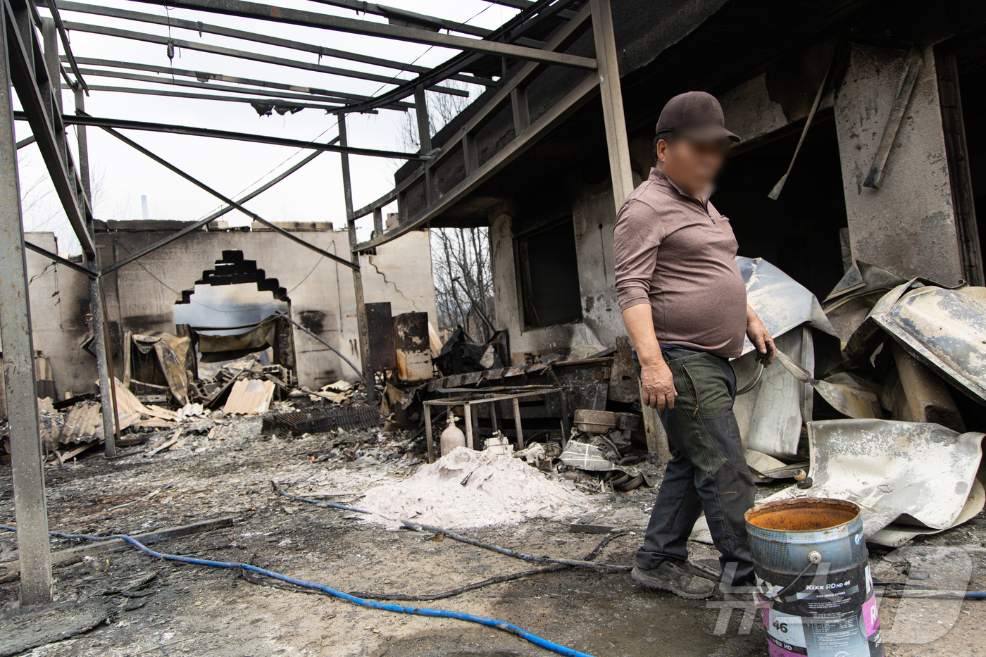 (의성=뉴스1) 이재명 기자 = 전국 곳곳에 산불이 이어지고 있는 27일 경북 의성군 동변1리마을 인근에서 산불 피해를 입한 한 시민이 발걸음을 옮기고 있다. 2025.3.27/뉴 …