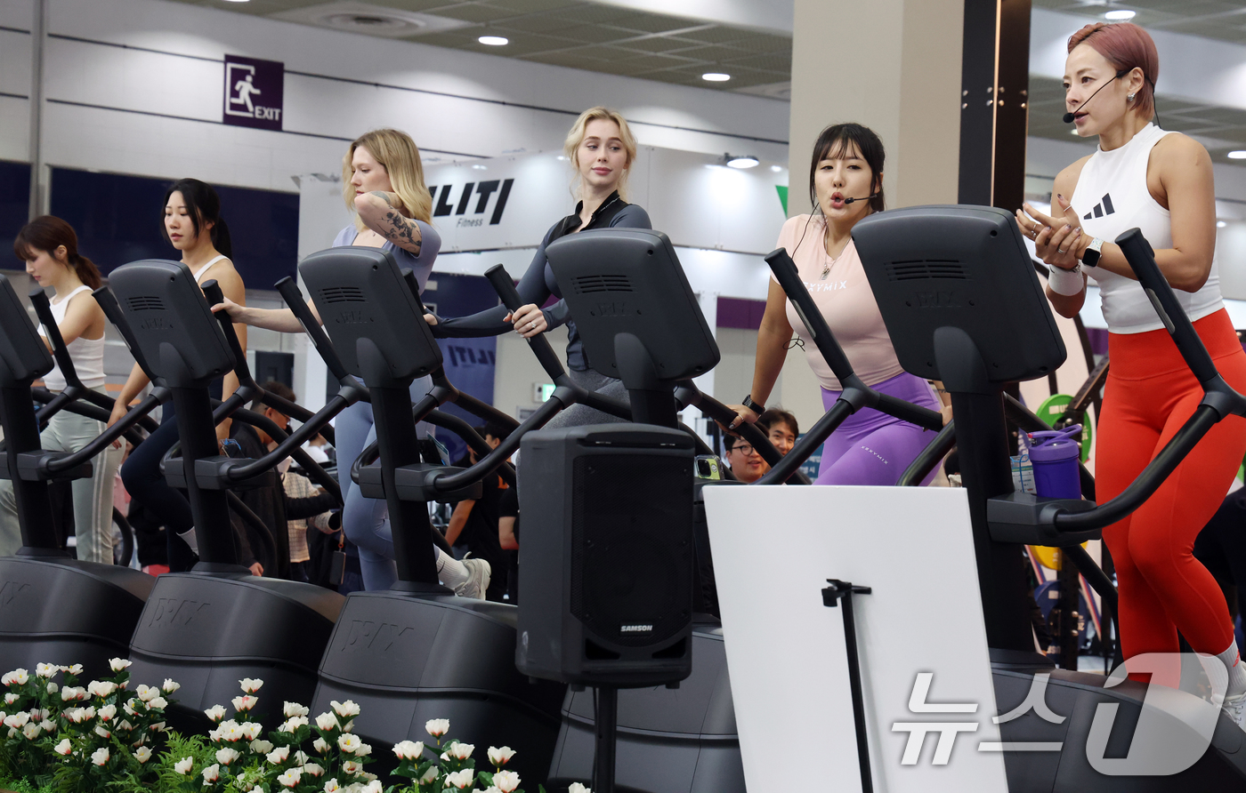 (서울=뉴스1) 김명섭 기자 = 27일 서울 강남구 코엑스에서 열린 2025 서울국제스포츠레저산업전(SPOEX2025)에서 참가자들이 운동기구 체험을 하고 있다.SPOEX는 올해로 …