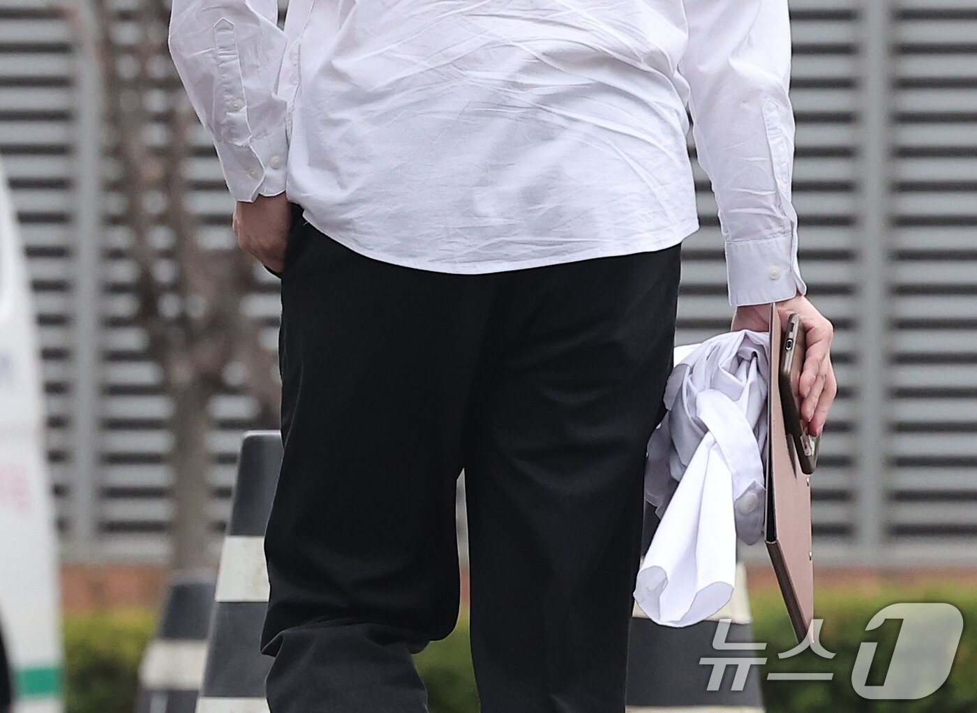 본문 이미지 - 지난 27일 서울대학교 의과대학에서 한 의대생이 가운을 손에 든 채 발걸음을 옮기고 있다. 2025.3.27/뉴스1 ⓒ News1 김성진 기자