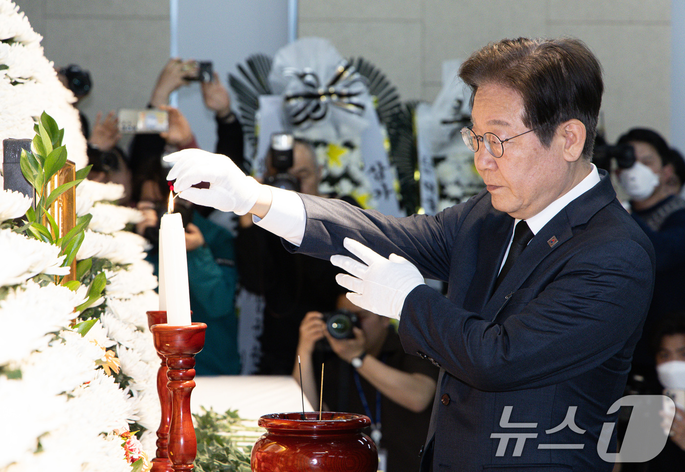 (의성=뉴스1) 이재명 기자 = 이재명 더불어민주당 대표가 27일 오후 경북 의성군 의성군청소년문화의집 다목적강당에 마련된 '의성 산불 진화헬기 추락'으로 순직한  고 박현우 기장 …