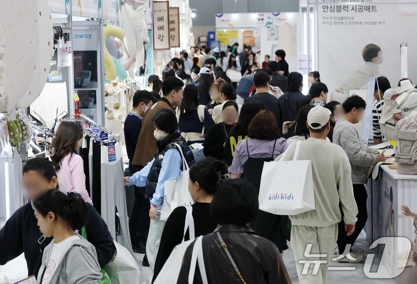 본문 이미지 - 27일 서울 강서구 코엑스 마곡에서 열린 마이비 마곡 베이비페어&유아교육전이 관람객으로 붐비고 있다. 2025.3.27/뉴스1 ⓒ News1 박세연 기자