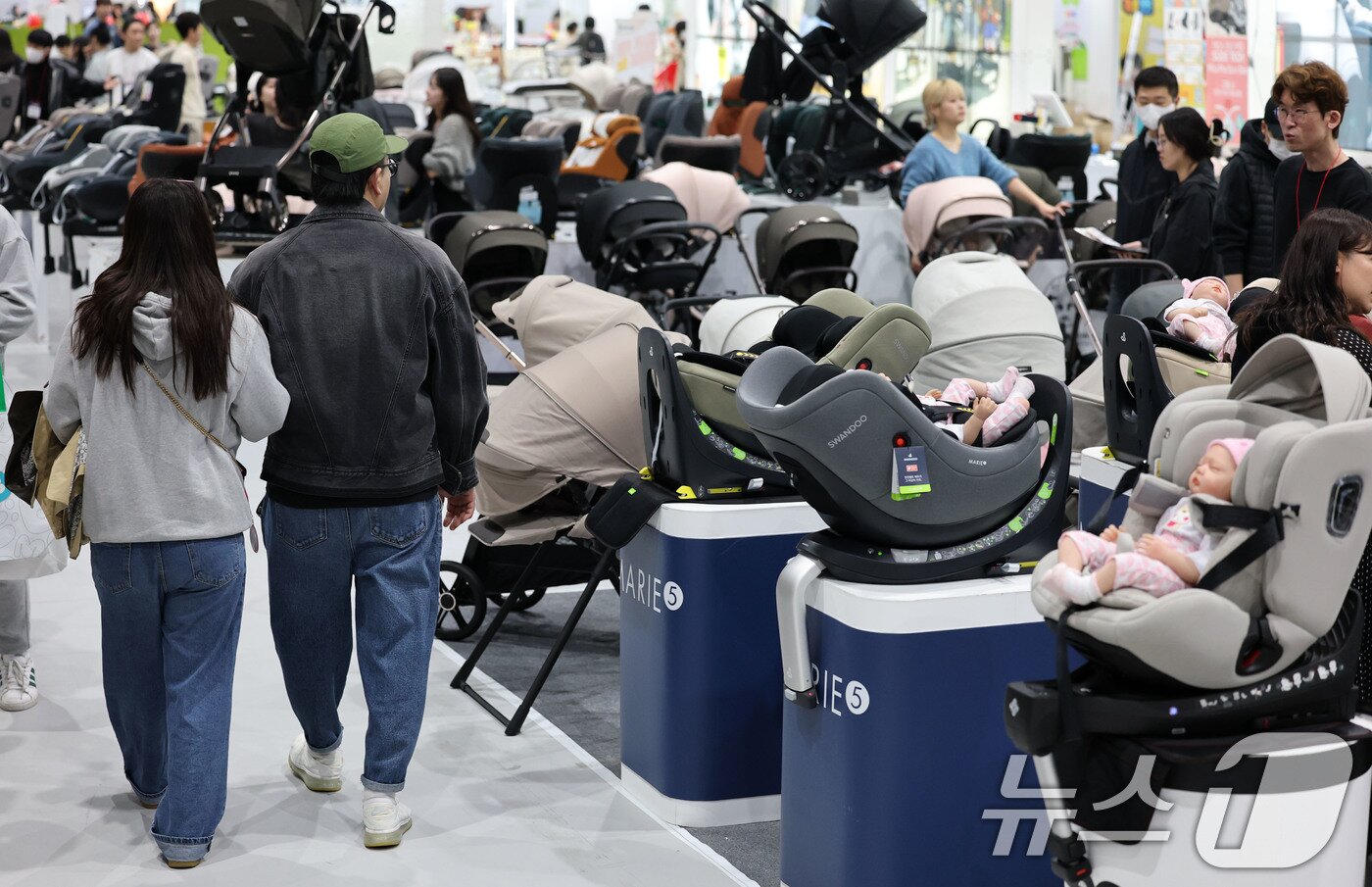 본문 이미지 - 27일 서울 강서구 코엑스 마곡에서 열린 마이비 마곡 베이비페어&유아교육전을 찾은 관람객들이 육아용품을 살펴보고 있다. 2025.3.27/뉴스1 ⓒ News1 박세연 기자