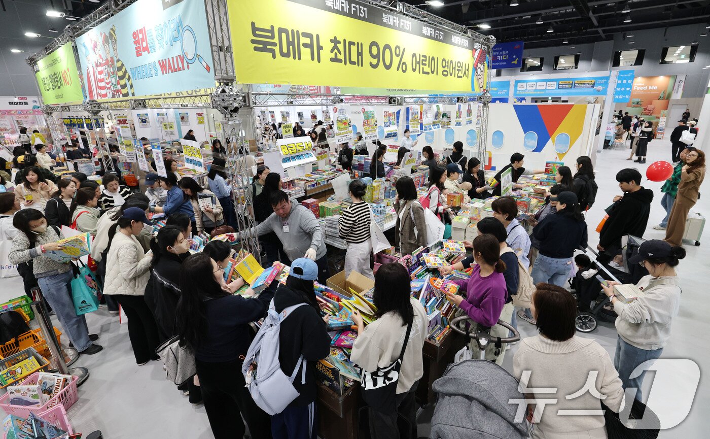 본문 이미지 - 27일 서울 강서구 코엑스 마곡에서 열린 마이비 마곡 베이비페어&유아교육전을 찾은 관람객들이 영어원서를 살펴보고 있다. 2025.3.27/뉴스1 ⓒ News1 박세연 기자