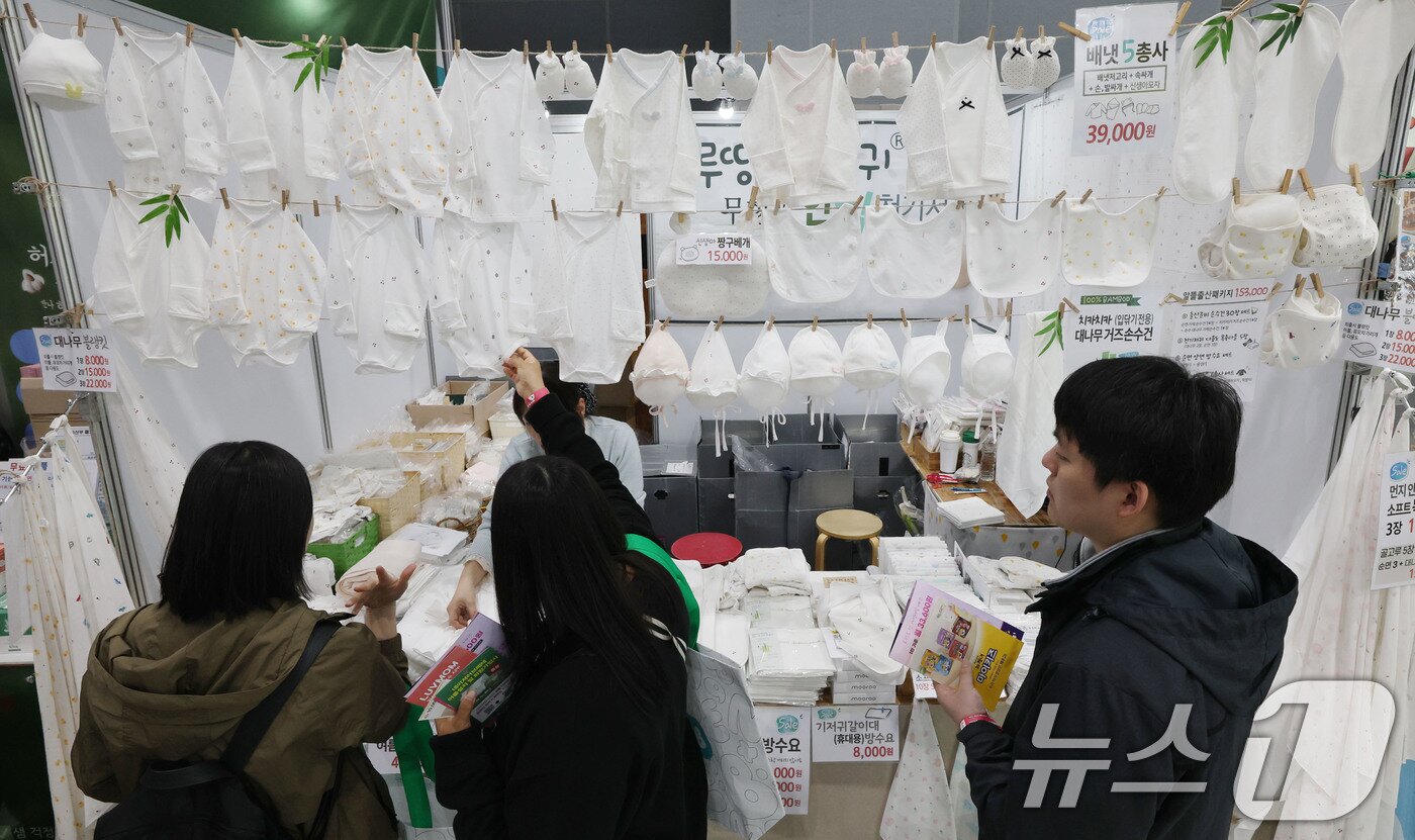 본문 이미지 - 27일 서울 강서구 코엑스 마곡에서 열린 마이비 마곡 베이비페어&유아교육전을 찾은 관람객들이 육아용품을 살펴보고 있다.  2025.3.27/뉴스1 ⓒ News1 박세연 기자