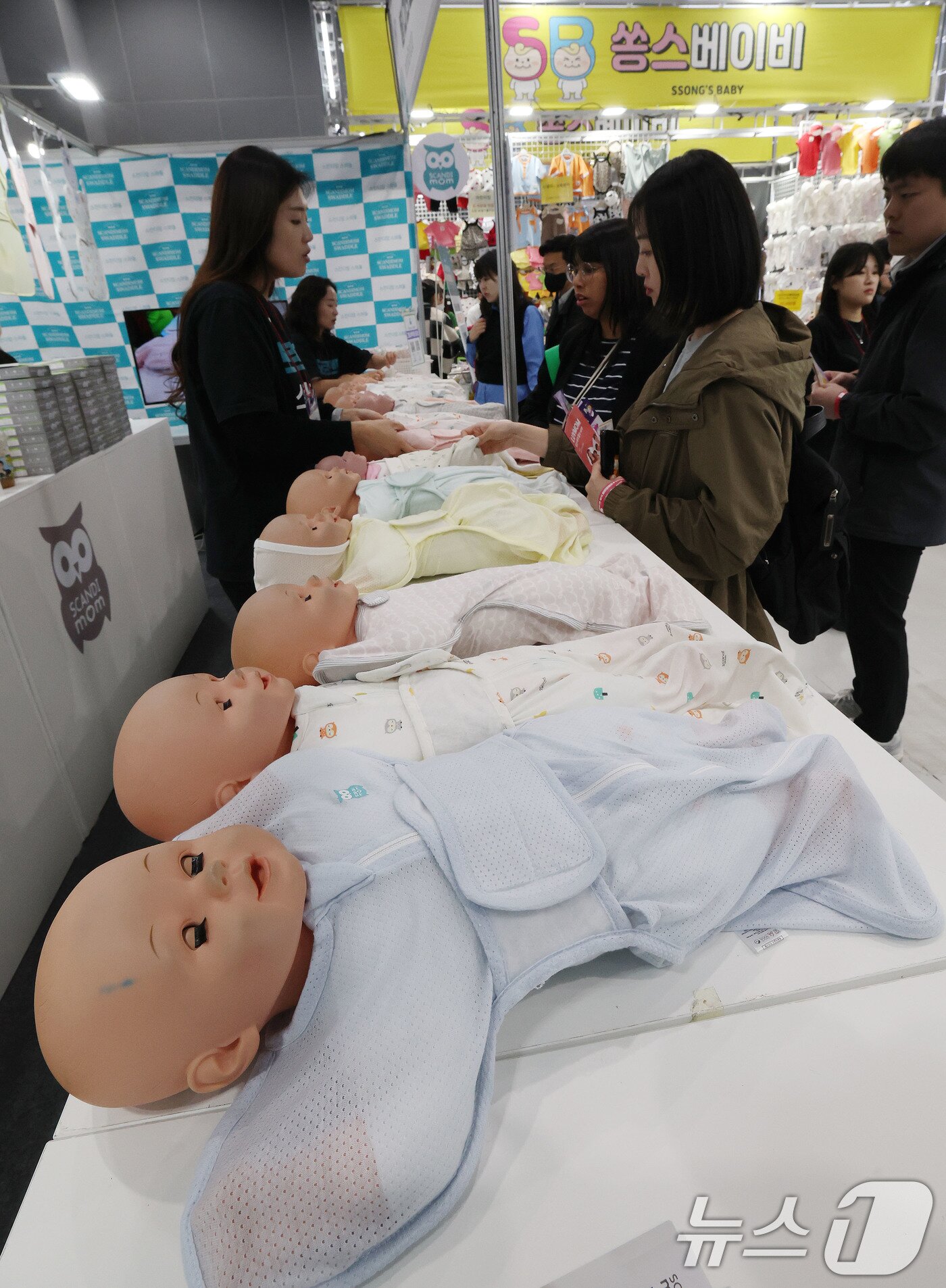 본문 이미지 - 27일 서울 강서구 코엑스 마곡에서 열린 마이비 마곡 베이비페어&유아교육전을 찾은 관람객들이 육아용품을 살펴보고 있다. 2025.3.27/뉴스1 ⓒ News1 박세연 기자