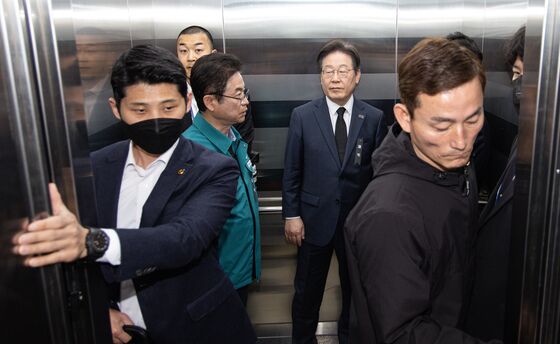 이재명, 산불현장서 검은 옷 남성에 위협 당해…경호원 급히 제지
