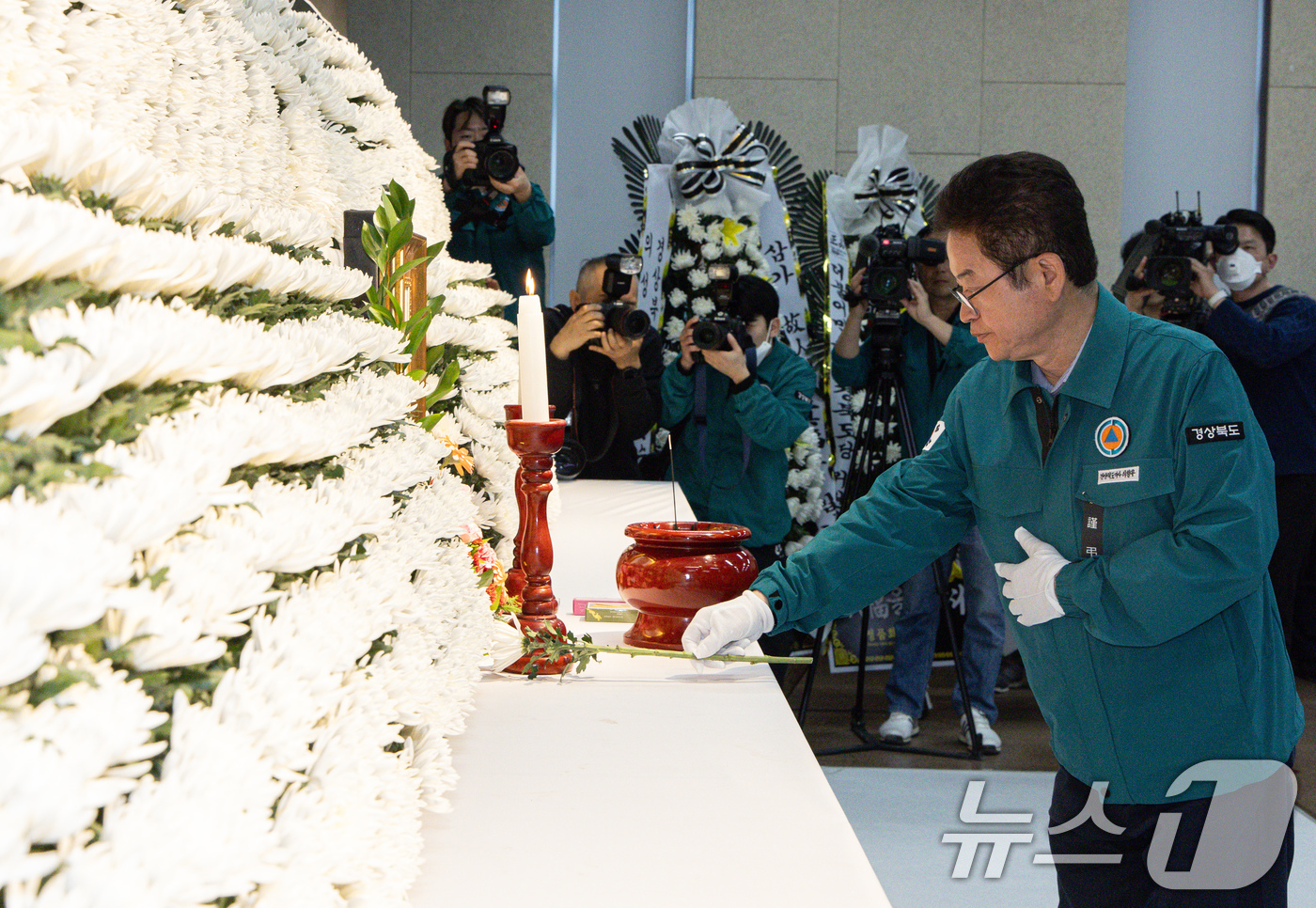 (의성=뉴스1) 이재명 기자 = 이철우 경북도지사가 27일 오후 경북 의성군 의성군청소년문화의집 다목적강당에 마련된 '의성 산불 진화헬기 추락'으로 순직한 고 박현우 기장의 빈소를 …