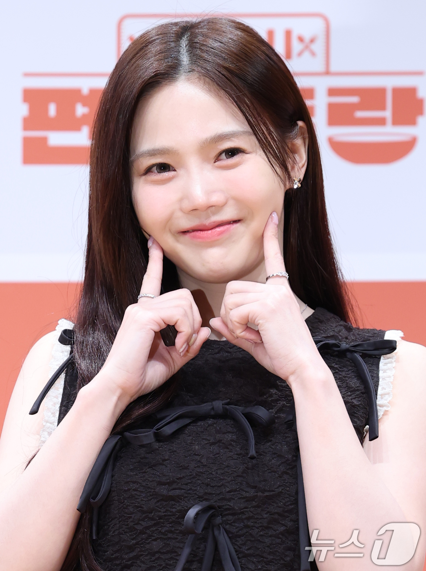 (서울=뉴스1) 권현진 기자 = 오마이걸 효정이 27일 서울 영등포구 KBS에서 열린 KBS 2TV ‘신상출시 편스토랑’ 기자간담회에서 포즈를 취하고 있다.‘신상출시 편스토랑’은 …