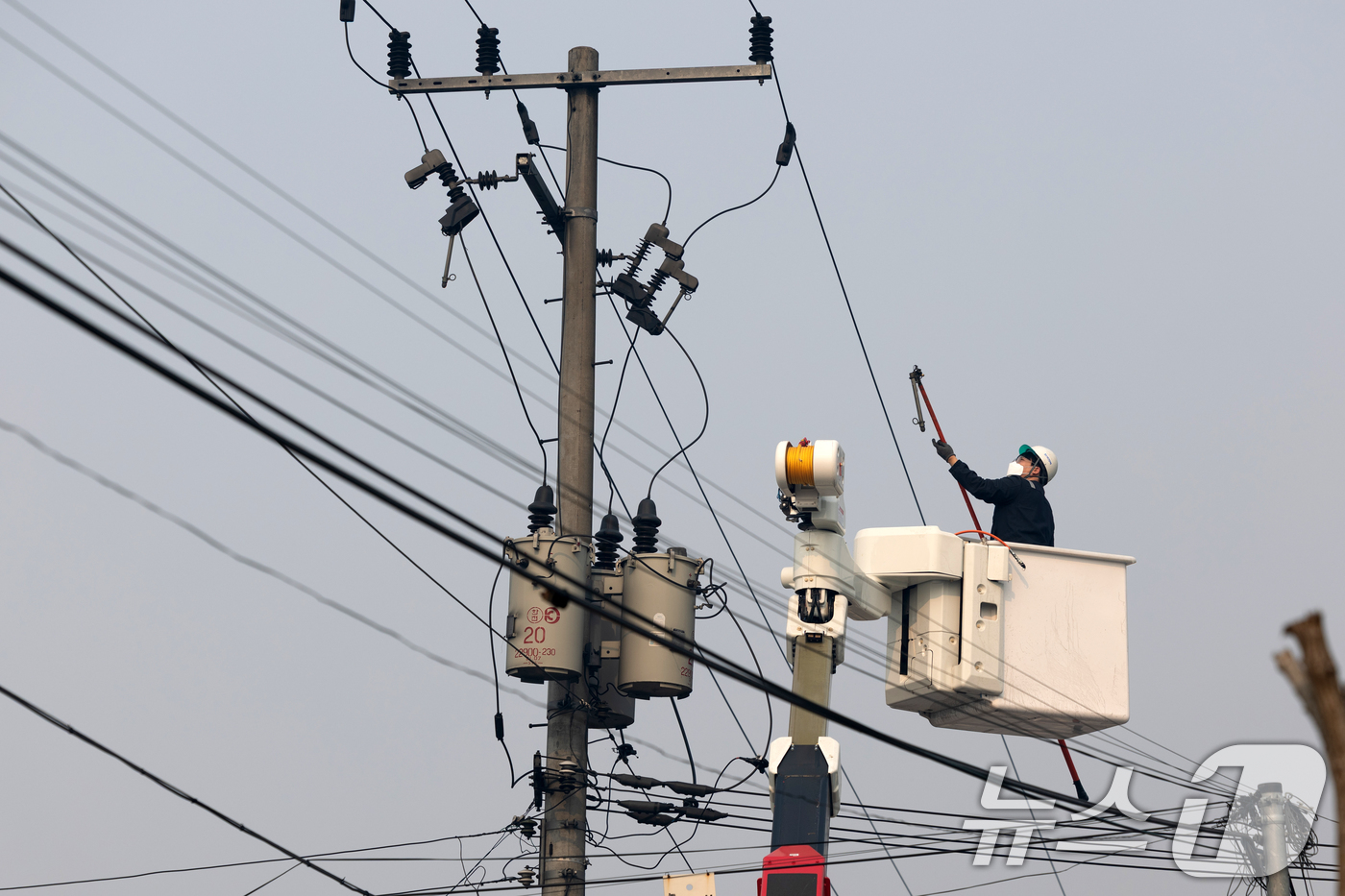 (서울=뉴스1) 이승배 기자 = 27일 경북 의성군 관덕리 마을에 화마가 지나간 뒤 전력공사 관계자가 전봇대를 살펴보고 있다. 2025.3.27/뉴스1
