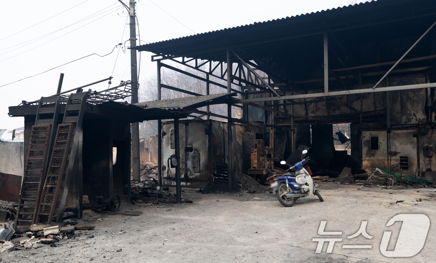 (서울=뉴스1) 이승배 기자 = 산불이 이어지고 있는 27일 경북 의성군 관덕리 마을에 화마의 흔적이 보이고 있다. 2025.3.27/뉴스1