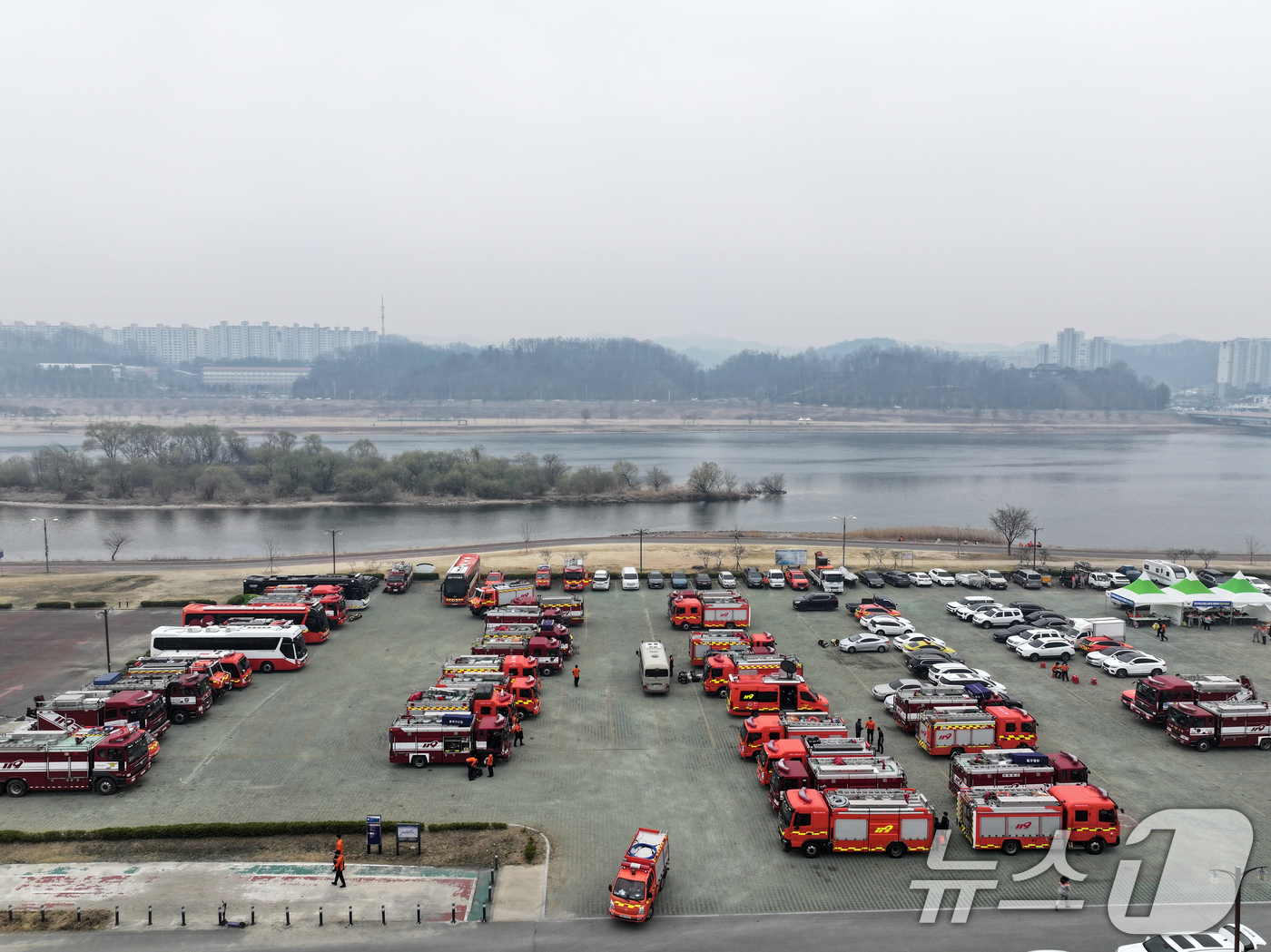 (서울=뉴스1) 이승배 기자 = 산불이 이어지고 있는 27일 경북 안동시 낙동강변 둔치에 마련된 소방지휘본부에 소방차 및 장비 등이 배치돼 있다. 2025.3.27/뉴스1