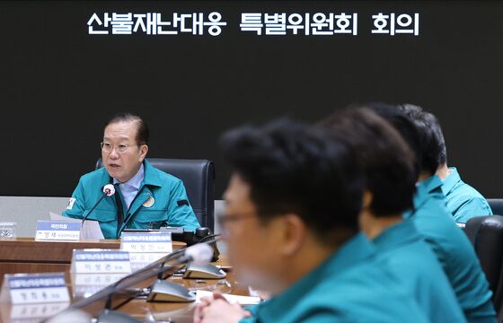 與 "野 삭감후 재난예비비 1.6조뿐…획기적 증액 추경 추진"(종합)