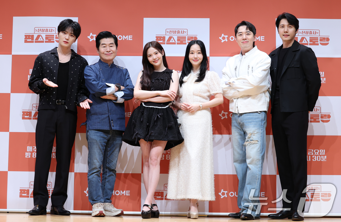 (서울=뉴스1) 권현진 기자 = 배우 김재중(왼쪽부터)과 이연복 셰프, 오마이걸 효정, 배우 이정현, 방송인 붐, 배우 이상우가 27일 서울 영등포구 KBS에서 열린 KBS 2TV …