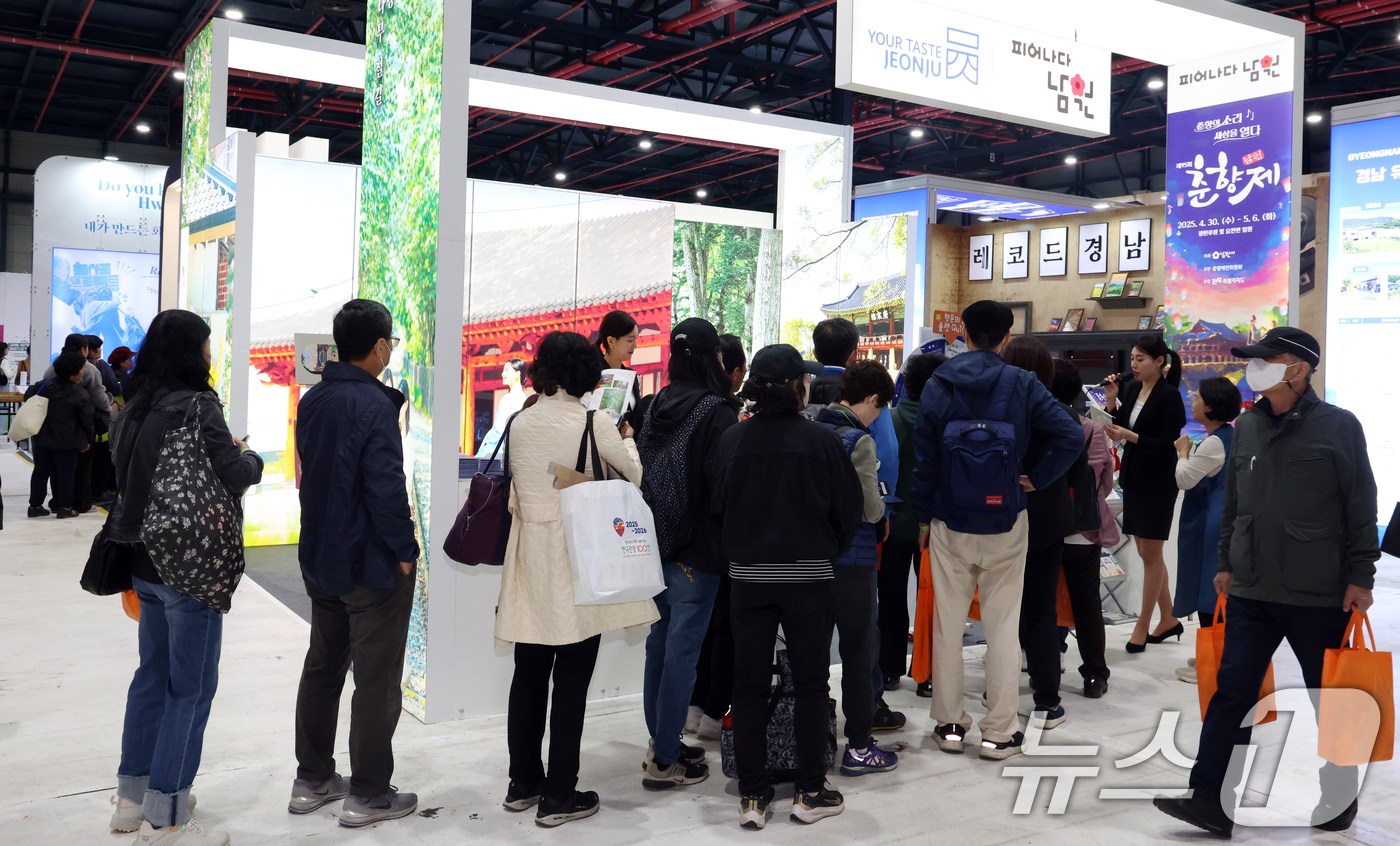 (서울=뉴스1) 김명섭 기자 = 27일  서울 강남구 세택(SETEC)에서 열린  '2025 내 나라 여행박람회'에서 관람객들이 여행정보를 얻고 있다.이번 행사는 '여행을 플레이( …