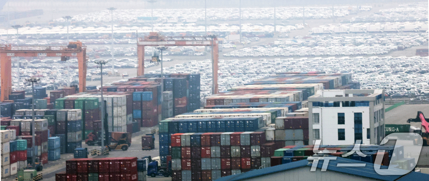 (평택=뉴스1) 오대일 기자 = 27일 오후 경기 평택시 포승읍 평택항 수출 야적장 컨테이너 뒤로 수출용 자동차들이 세워져 있다. 도널드 트럼프 미국 대통령은 26일(현지시간) 철 …