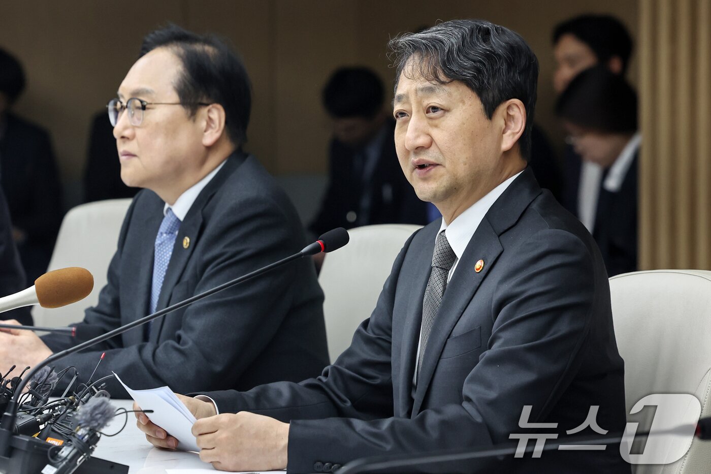 본문 이미지 - 안덕근 산업통상자원부 장관이 지난달 27일 오후 서울 중구 대한상공회의소에서 열린 '자동차 관세 부과 민관 합동 긴급 대책회의'에 참석해 모두발언을 하고 있다. 이날 회의는 도널드 트럼프 미국 대통령이 오는 4월 3일부터 우리나라를 포함한 외국산 수입 자동차에 25 2025.3.27/뉴스1 ⓒ News1 민경석 기자