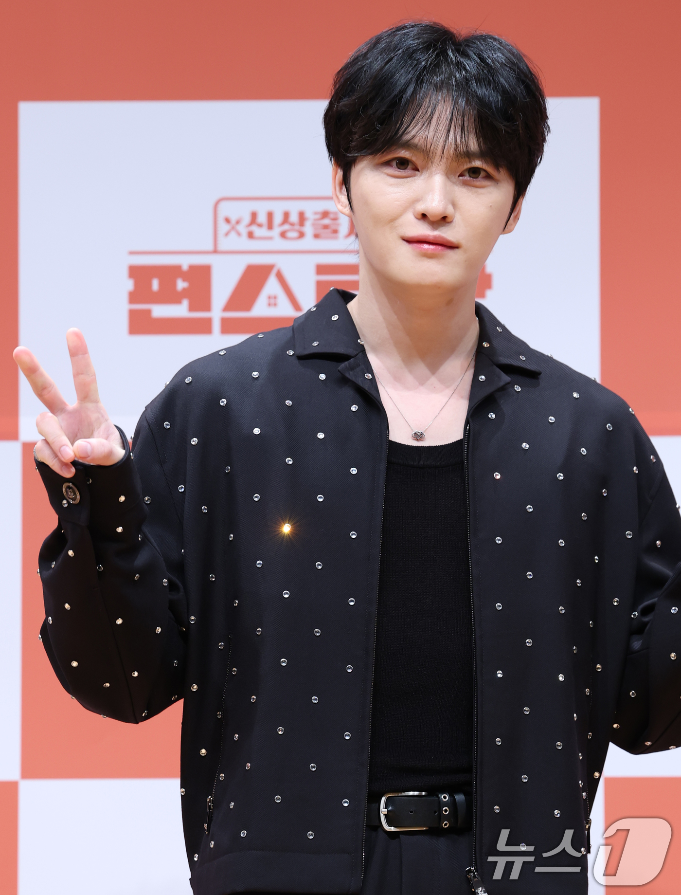 (서울=뉴스1) 권현진 기자 = 가수 겸 배우 김재중이 27일 서울 영등포구 KBS에서 열린 KBS 2TV ‘신상출시 편스토랑’ 기자간담회에서 포즈를 취하고 있다. ‘신상출시 편스 …