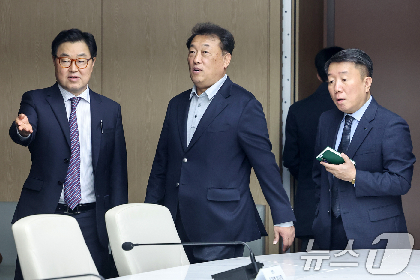 (서울=뉴스1) 민경석 기자 = 신승규 현대자동차 전무(왼쪽부터)와 최준영 기아자동차 사장, 유호영 만도 부사장이 27일 오후 서울 중구 대한상공회의소에서 열린 '자동차 관세 부과 …