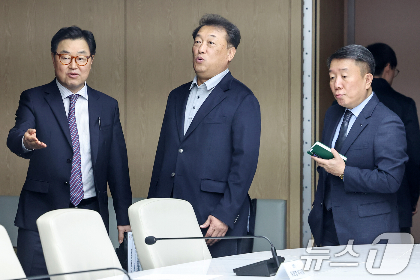 (서울=뉴스1) 민경석 기자 = 신승규 현대자동차 전무(왼쪽부터)와 최준영 기아자동차 사장, 유호영 만도 부사장이 27일 오후 서울 중구 대한상공회의소에서 열린 '자동차 관세 부과 …