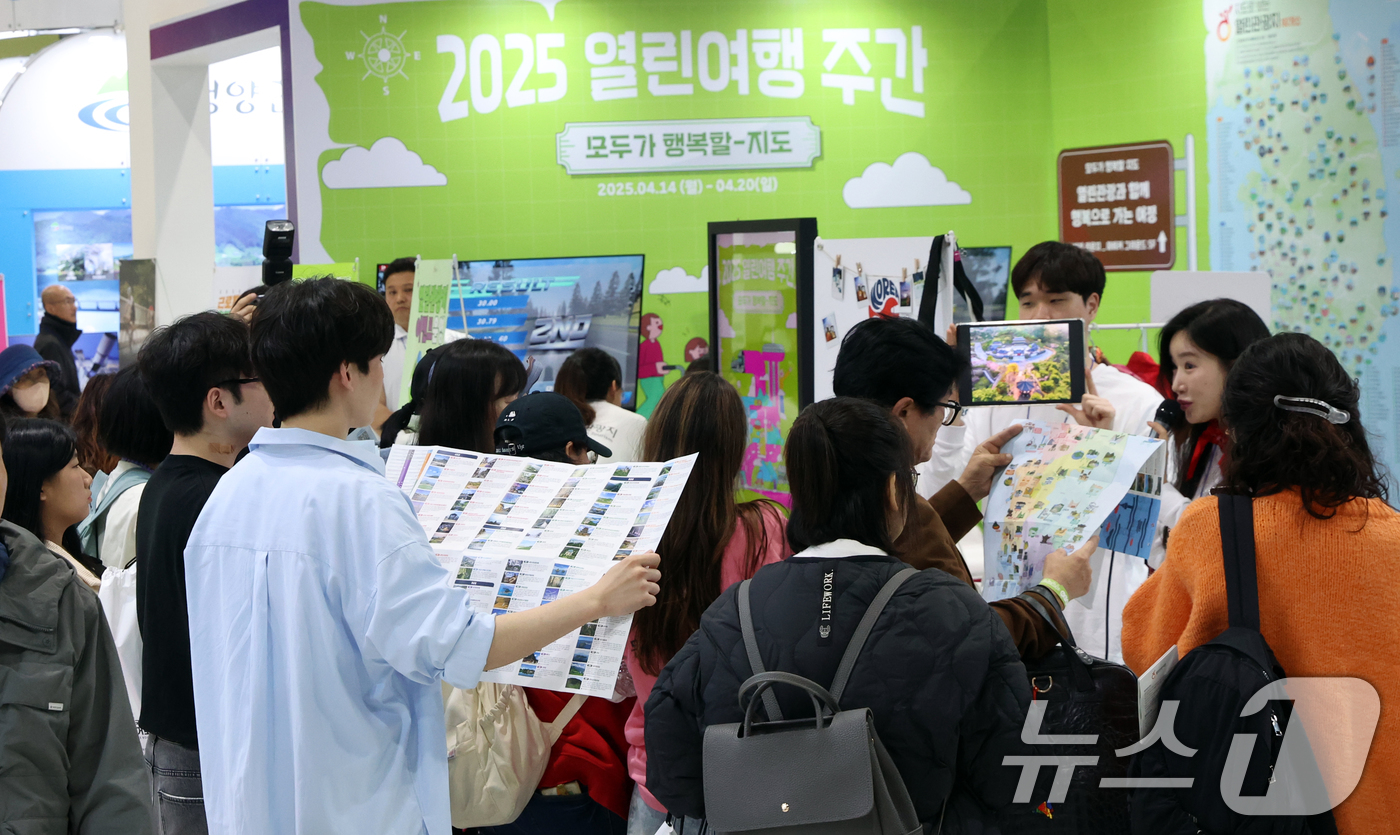 (서울=뉴스1) 김명섭 기자 = 27일  서울 강남구 세택(SETEC)에서 열린  '2025 내 나라 여행박람회'에서 관람객들이 여행정보를 얻고 있다.이번 행사는 '여행을 플레이( …