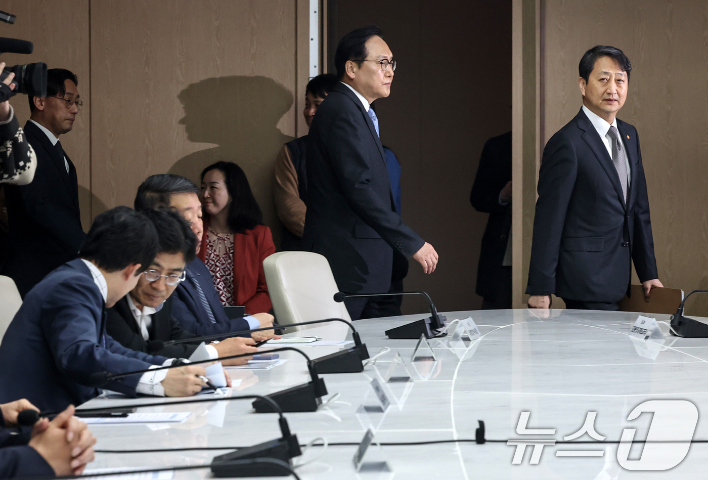 (서울=뉴스1) 민경석 기자 = 안덕근 산업통상자원부 장관이 27일 오후 서울 중구 대한상공회의소에서 열린 '자동차 관세 부과 민관 합동 긴급 대책회의'에 참석하고 있다.이날 회의 …