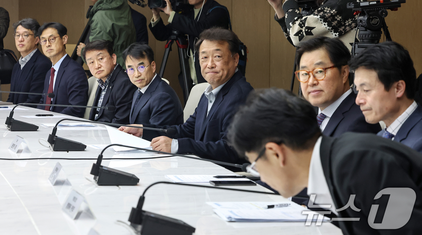 (서울=뉴스1) 민경석 기자 = 27일 오후 서울 중구 대한상공회의소에서 열린 '자동차 관세 부과 민관 합동 긴급 대책회의'에 자동차 업계 대표자들이 참석해 인사를 나누고 있다.이 …