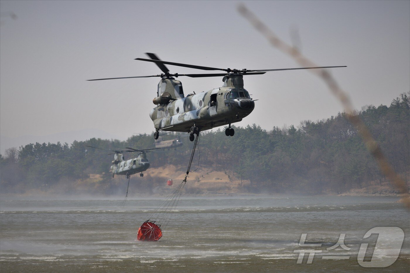 본문 이미지 - 27일 육군 항공단 치누크 (CH-47) 헬기가 경북 의성군 산불 진화에 나서고 있다. (육군 제공. 재판매 및 DB 금지) 