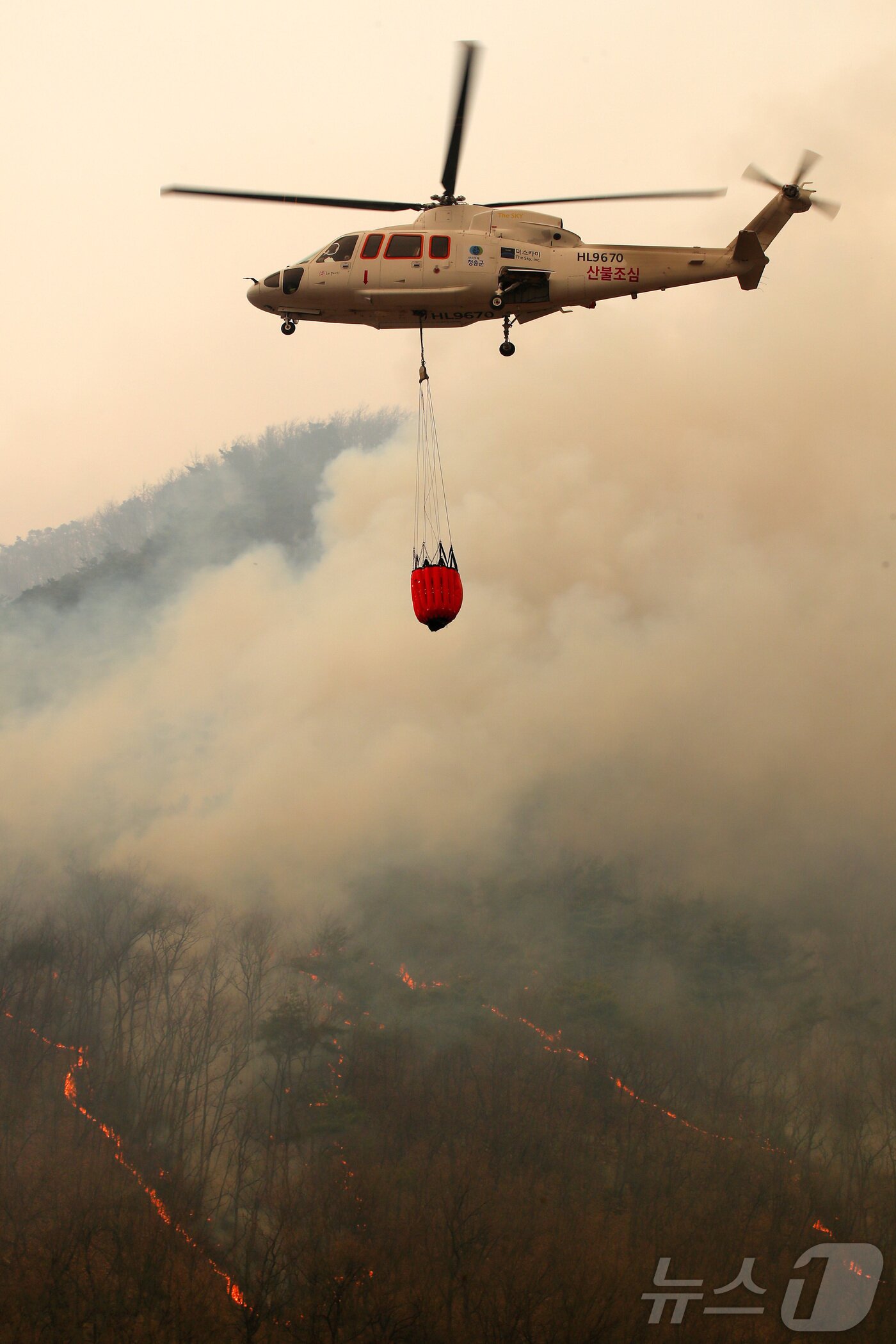 본문 이미지 - 경북 의성군에서 발생한 산불 진화에 투입된 자자체 헬기가  투입되고 있다.