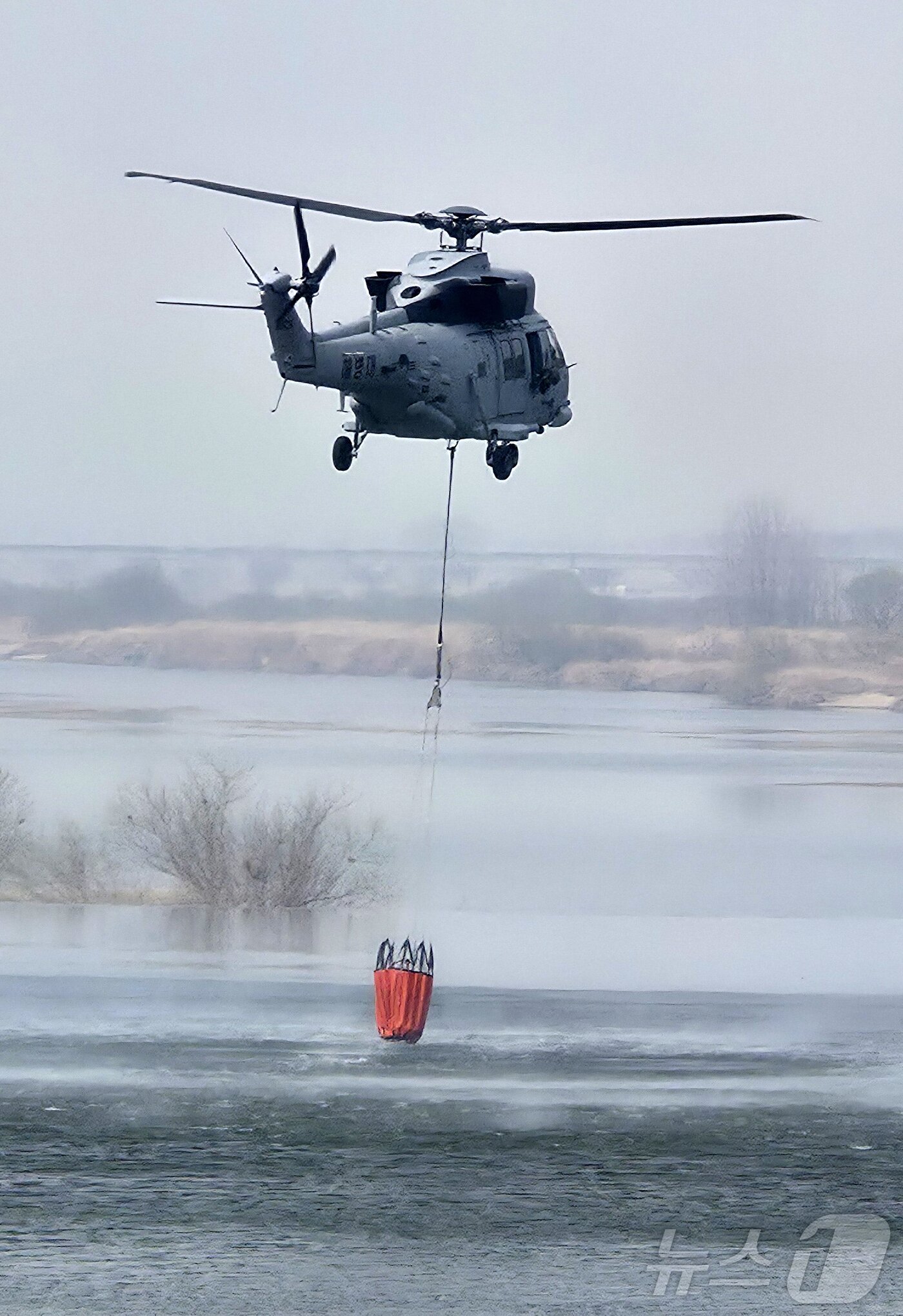 본문 이미지 - 27일 해병대 마린온 헬기가 경북 의성군 산불 진화를 위해 물을 담고 있다.  