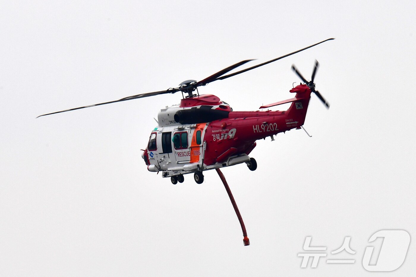 본문 이미지 - 27일 경북도 소방본부 소속 헬기가 영덕 산불 진화에 나서고 있다. 