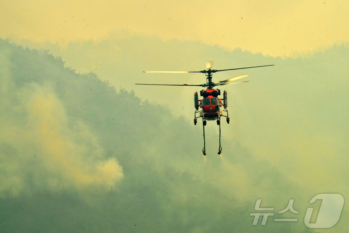 본문 이미지 - 산림청 산불전문진화헬기가 의성군 산불 진화에 나서고 있다.  