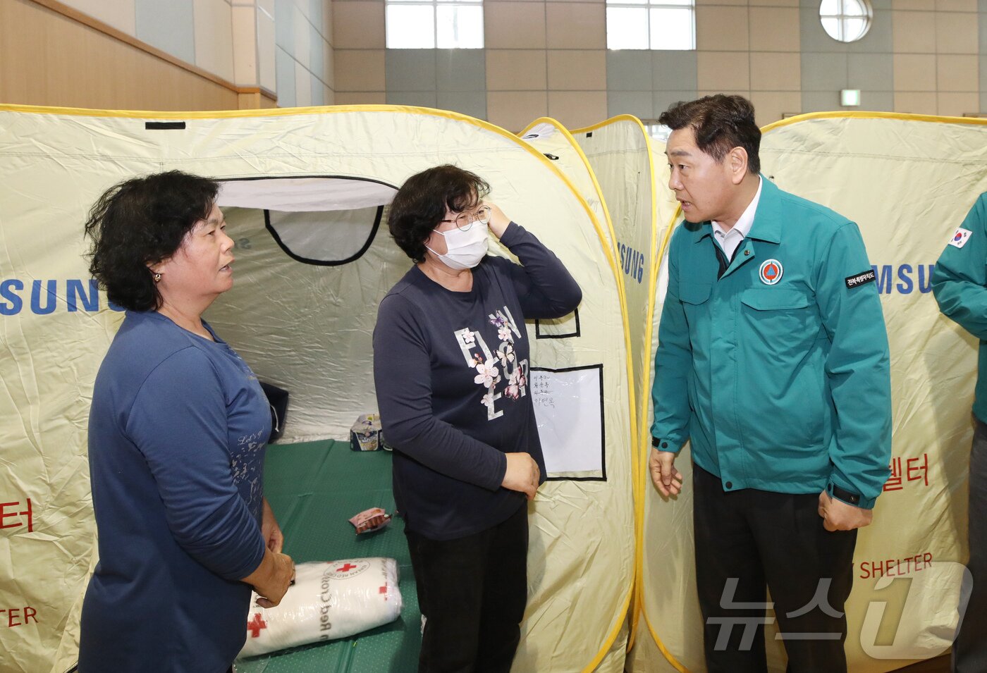 본문 이미지 - 27일 김관영 전북지사가 무주군 부남면사무소를 찾아 산불 피해 진화 상황 점검 및 복구 현황를 점검하고  이재민들을 위로하고 있다. (전북자치도 제공. 재판매 및 DB금지)/뉴스1 