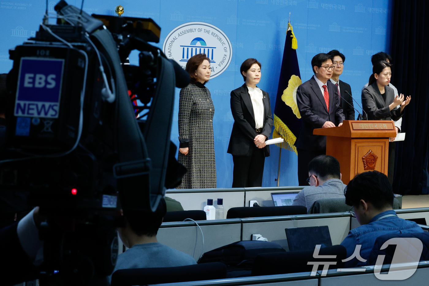 (서울=뉴스1) 안은나 기자 = 국회 교육위원회 소속 국민의힘 김민전(왼쪽부터), 서지영 의원, 과학기술정보방송통신위원회 소속 김장겸 의원, 교육위 조정훈 간사, 박충권 의원이 2 …