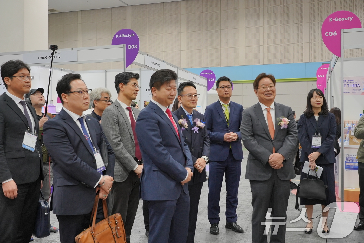 (서울=뉴스1) = 장석민 한국무역협회 전무이사(왼쪽 네번째)가 일본 오사카에서 열린 '2025 오사카 K-Product 프리미엄 소비재전'에서 부스를 둘러보고 있다. (한국무역협 …