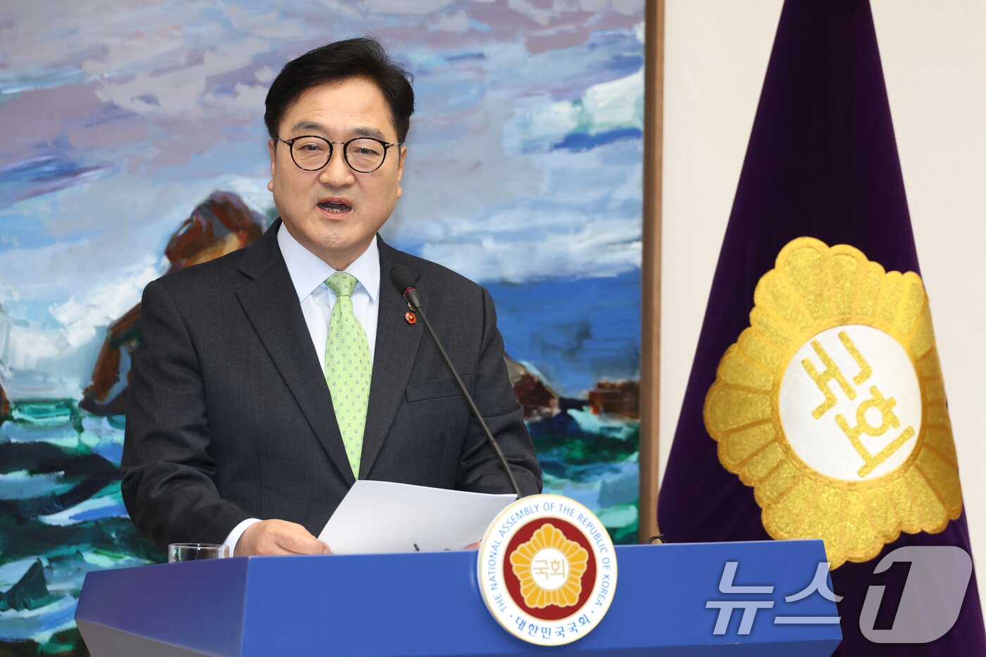 본문 이미지 - 우원식 국회의장이 27일 오후 서울 여의도 국회에서 헌법재판소의 대통령 탄핵심판 선고 지체상황 등과 관련해 담화문을 발표하고 있다. 2025.3.27/뉴스1 ⓒ News1 이광호 기자