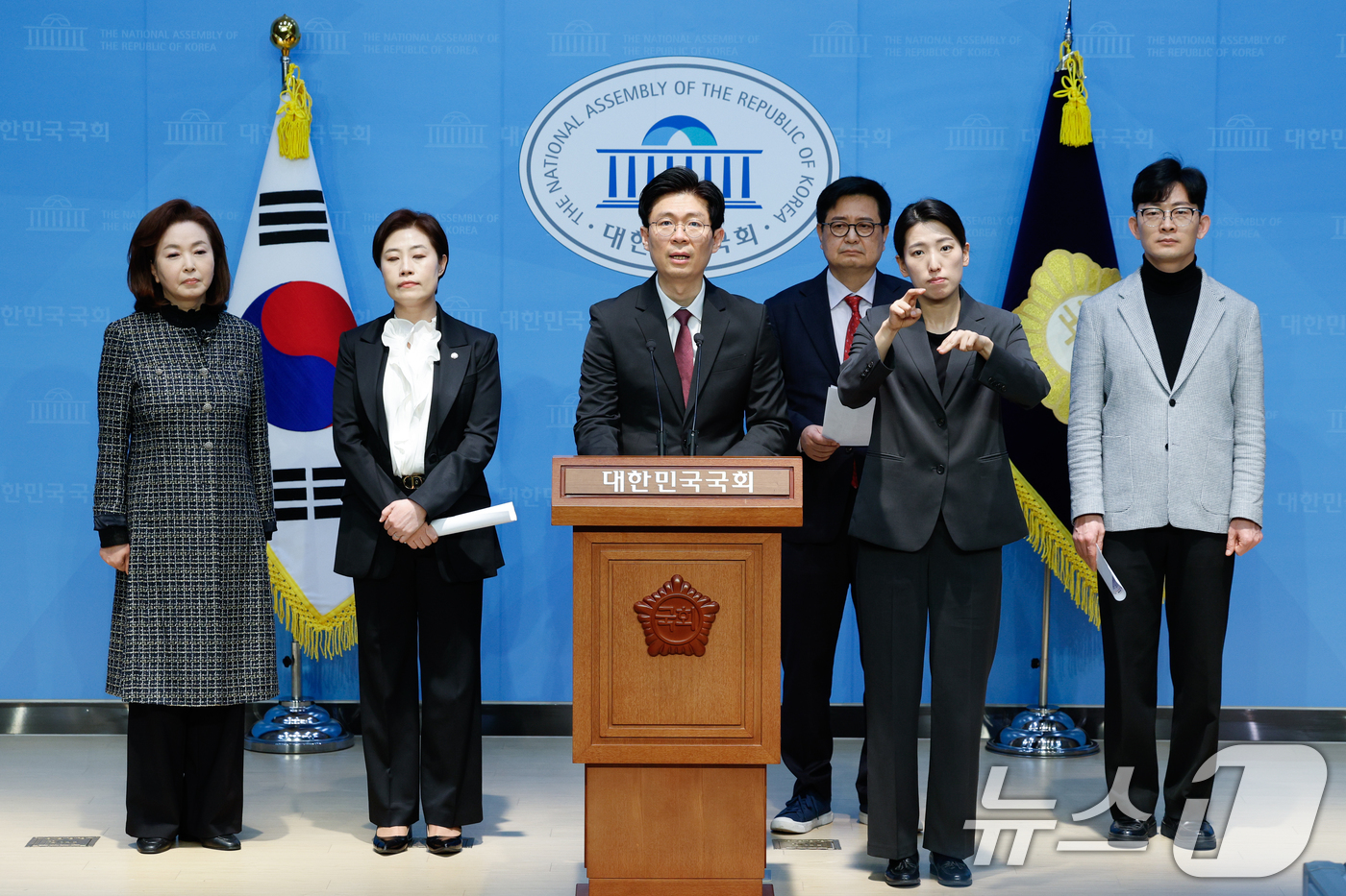 (서울=뉴스1) 안은나 기자 = 국회 교육위원회 소속 국민의힘 김민전(왼쪽부터), 서지영 의원, 조정훈 간사와 과학기술정보방송통신위원회 소속 김장겸, 박충권 의원이 27일 서울 여 …