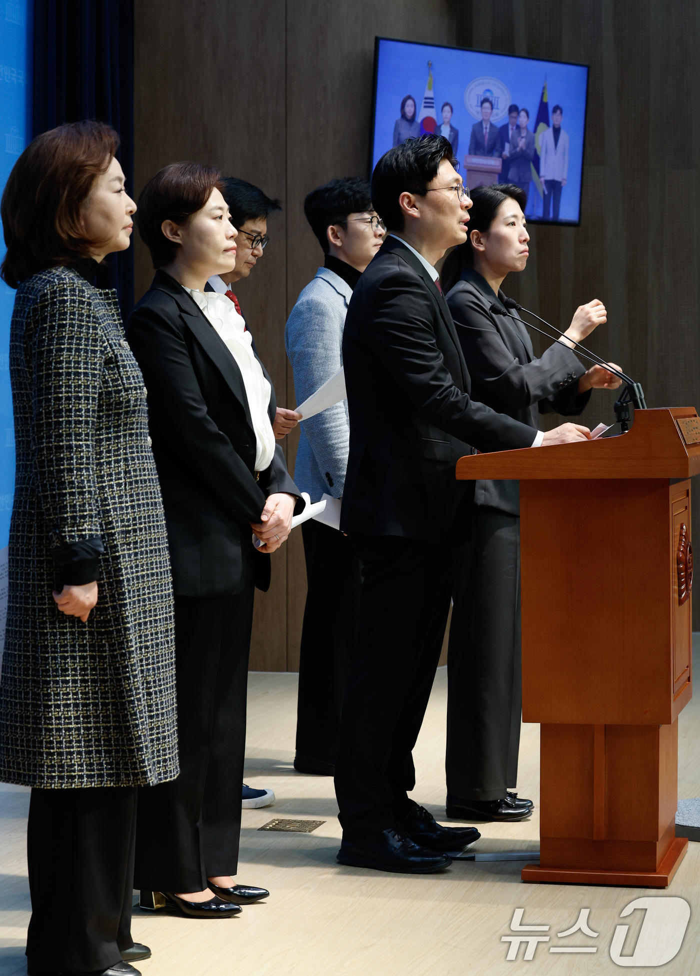 (서울=뉴스1) 안은나 기자 = 국회 교육위원회 소속 국민의힘 김민전(왼쪽부터), 서지영 의원, 조정훈 간사와 과학기술정보방송통신위원회 소속 김장겸, 박충권 의원이 27일 서울 여 …