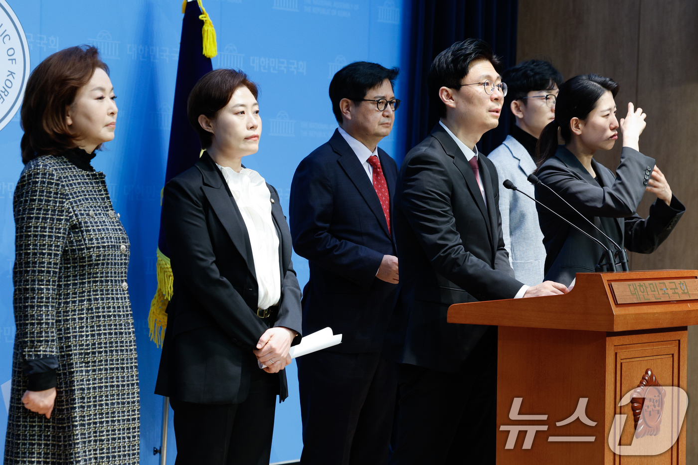 (서울=뉴스1) 안은나 기자 = 국회 교육위원회 소속 국민의힘 김민전(왼쪽부터), 서지영 의원, 조정훈 간사와 과학기술정보방송통신위원회 소속 김장겸, 박충권 의원이 27일 서울 여 …