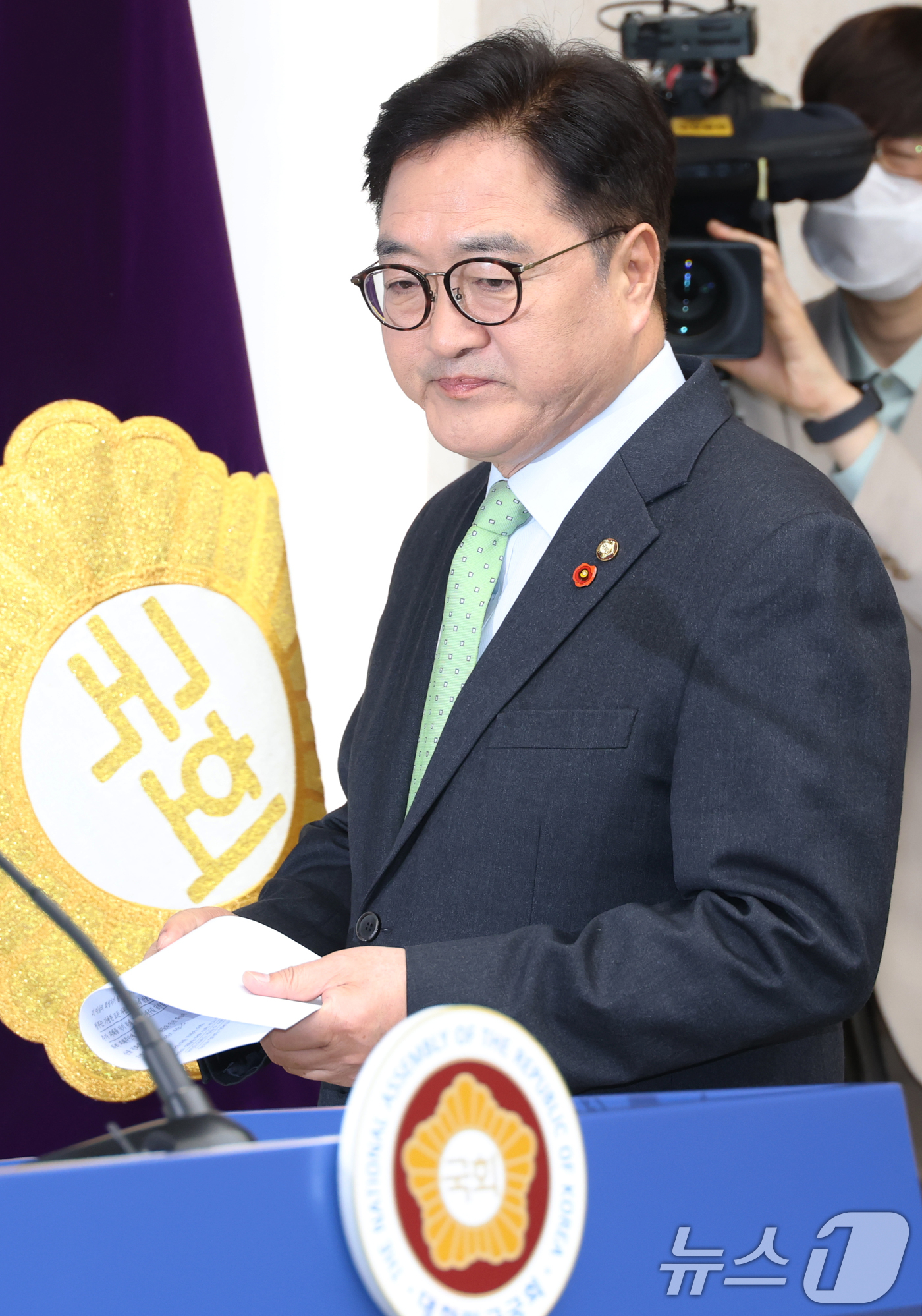 (서울=뉴스1) 이광호 기자 = 우원식 국회의장이 27일 오후 서울 여의도 국회에서 헌법재판소의 대통령 탄핵심판 선고 지체상황 등과 관련한 담화문을 발표하기 위해 의장접견실로 들어 …