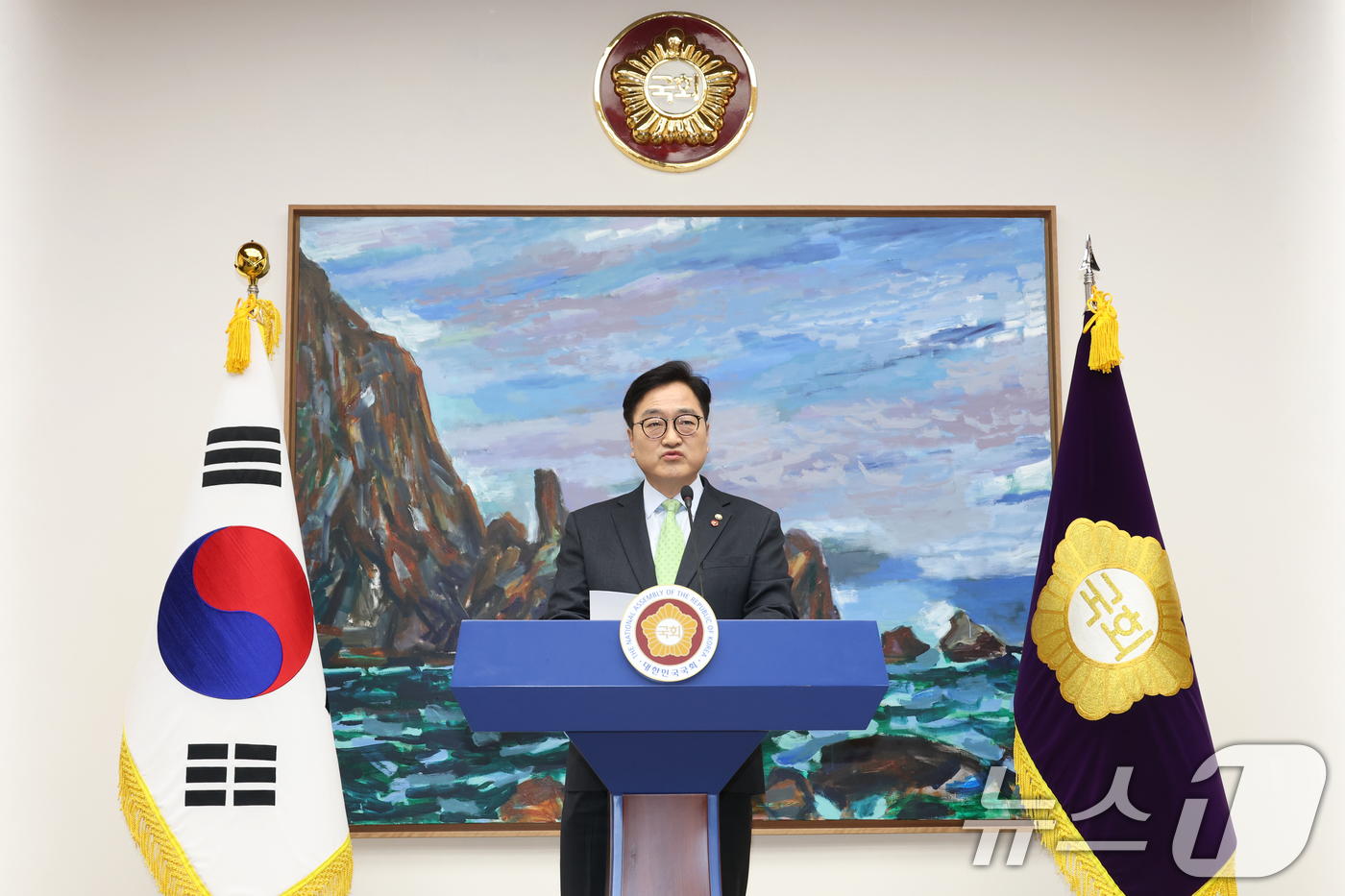 (서울=뉴스1) 이광호 기자 = 우원식 국회의장이 27일 오후 서울 여의도 국회에서 헌법재판소의 대통령 탄핵심판 선고 지체상황 등과 관련해 담화문을 발표하고 있다.  2025.3. …