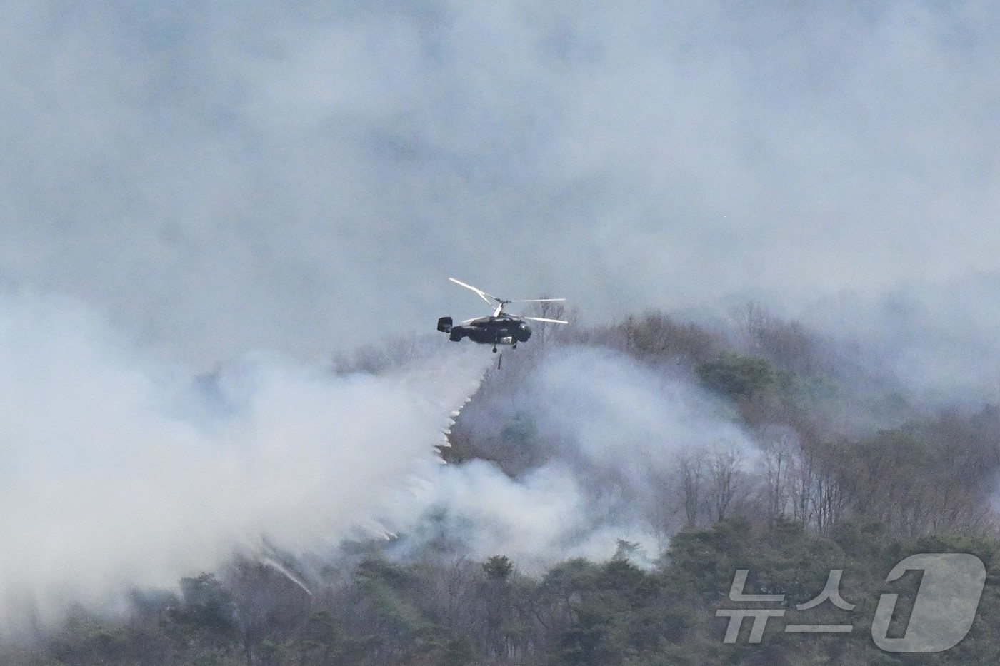 (서울=뉴스1) = 공군이 지난 22일 부터 산청, 의성, 울주, 김해 등 4개 지역에 헬기 약 40대와 병력 150여 명을 투입해 산불 진화를 하고 있다고 27일 밝혔다.사진은 …