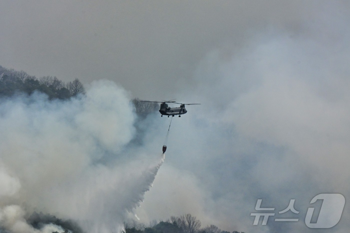 (서울=뉴스1) = 공군이 지난 22일 부터 산청, 의성, 울주, 김해 등 4개 지역에 헬기 약 40대와 병력 150여 명을 투입해 산불 진화를 하고 있다고 27일 밝혔다.사진은 …