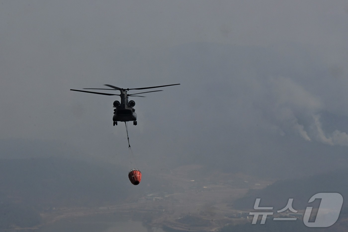 (서울=뉴스1) = 공군이 지난 22일 부터 산청, 의성, 울주, 김해 등 4개 지역에 헬기 약 40대와 병력 150여 명을 투입해 산불 진화를 하고 있다고 27일 밝혔다.사진은 …