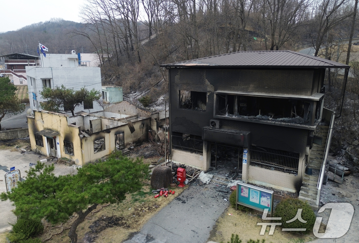 (안동=뉴스1) 김영운 기자 = 경북 의성 산불이 엿새째 이어지고 있는 27일 오후 경북 안동시 남선면 구미리 남선우체국이 산불에 전소돼 있다. 2025.3.27/뉴스1