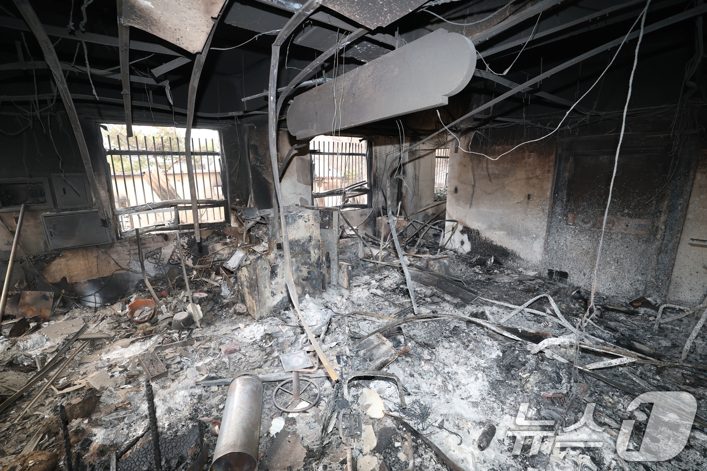 (안동=뉴스1) 김영운 기자 = 경북 의성 산불이 엿새째 이어지고 있는 27일 오후 경북 안동시 남선면 구미리 남선우체국이 산불에 전소돼 있다. 2025.3.27/뉴스1