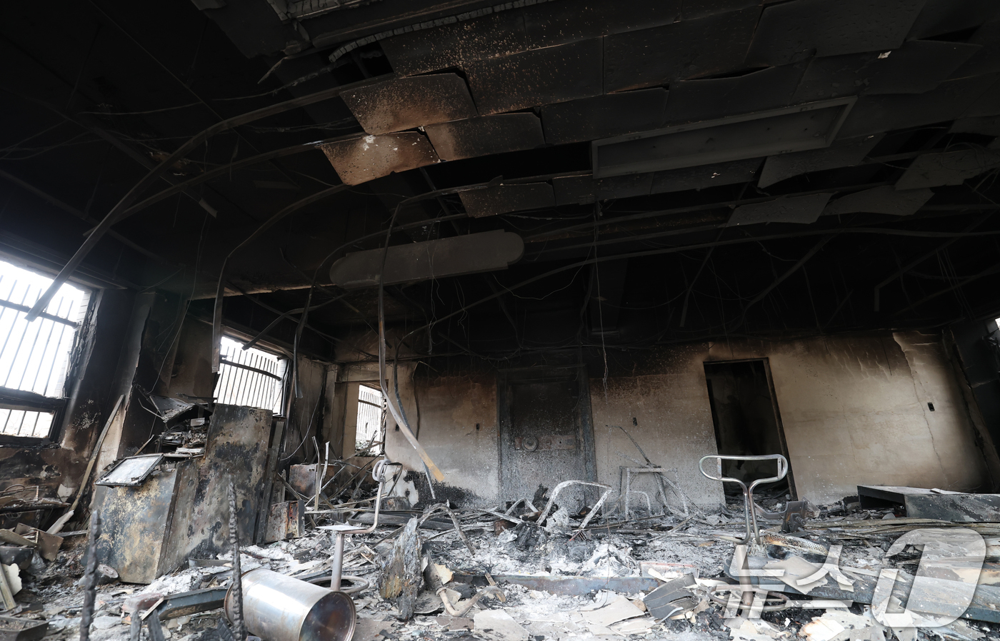 (안동=뉴스1) 김영운 기자 = 경북 의성 산불이 엿새째 이어지고 있는 27일 오후 경북 안동시 남선면 구미리 남선우체국이 산불에 전소돼 있다. 2025.3.27/뉴스1