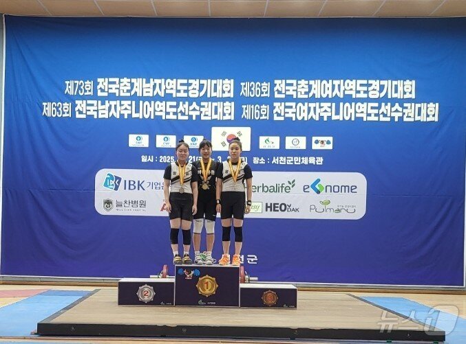 본문 이미지 -  시상대 맨 위 중앙에 선 제천동중 최환희,(제천동중 제공. 재판매 및 DB금지)/뉴스1   