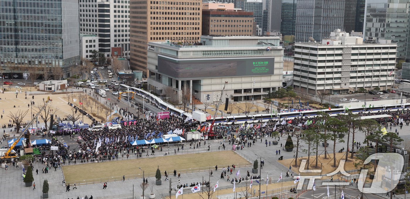 (서울=뉴스1) 임세영 기자 = 하루 총파업에 돌입한 전국민주노동조합총연맹 조합원들이 27일 서울 광화문광장에서 윤석열 대통령에 대한 헌법재판소의 탄핵심판 선고일 지정을 촉구하고 …