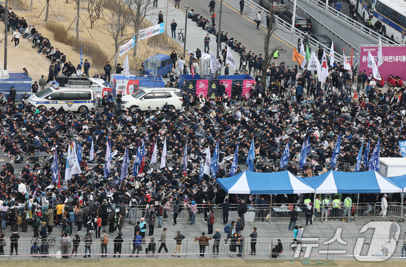 (서울=뉴스1) 임세영 기자 = 하루 총파업에 돌입한 전국민주노동조합총연맹 조합원들이 27일 서울 광화문광장에서 윤석열 대통령에 대한 헌법재판소의 탄핵심판 선고일 지정을 촉구하고 …