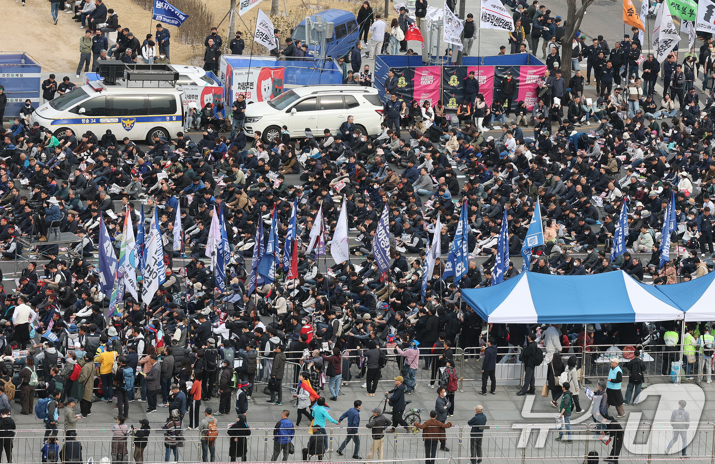(서울=뉴스1) 임세영 기자 = 하루 총파업에 돌입한 전국민주노동조합총연맹 조합원들이 27일 서울 광화문광장에서 윤석열 대통령에 대한 헌법재판소의 탄핵심판 선고일 지정을 촉구하고 …